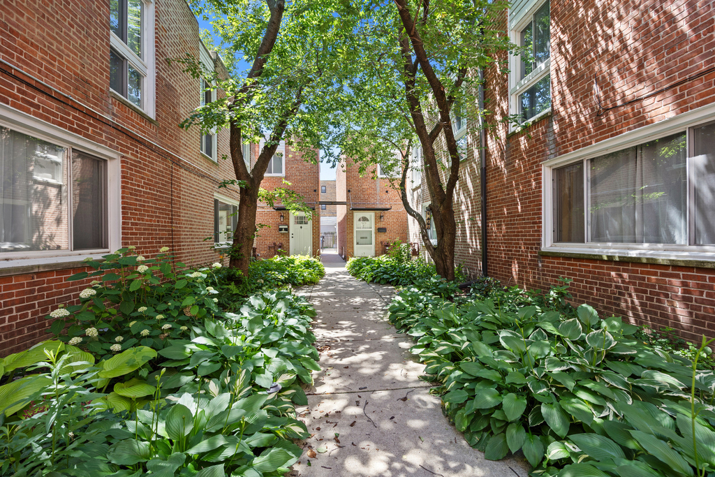 1615 W Greenleaf Avenue - Photo 1