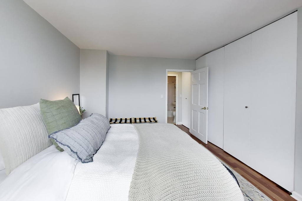 1460 N Sandburg Terrace - Photo 11