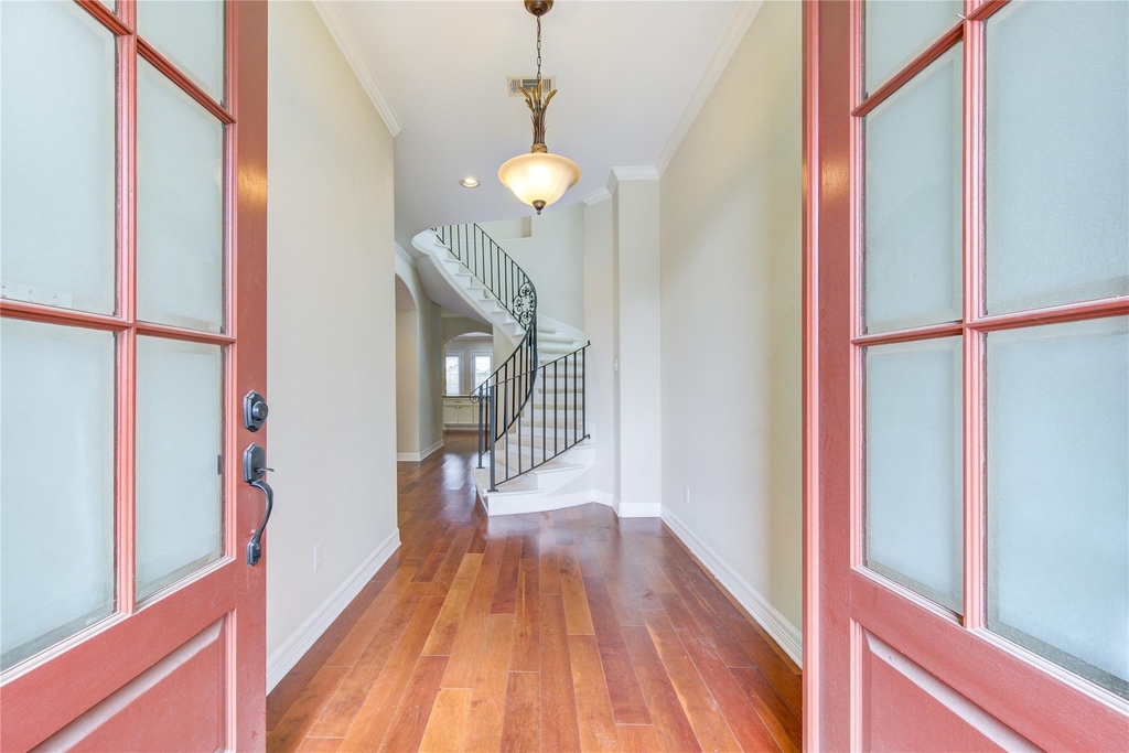1117 W 18th Street - Photo 2