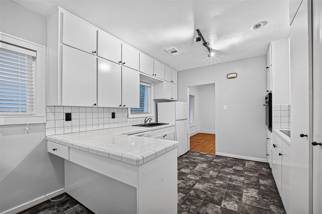 1758 Hawthorne Street - Photo 11