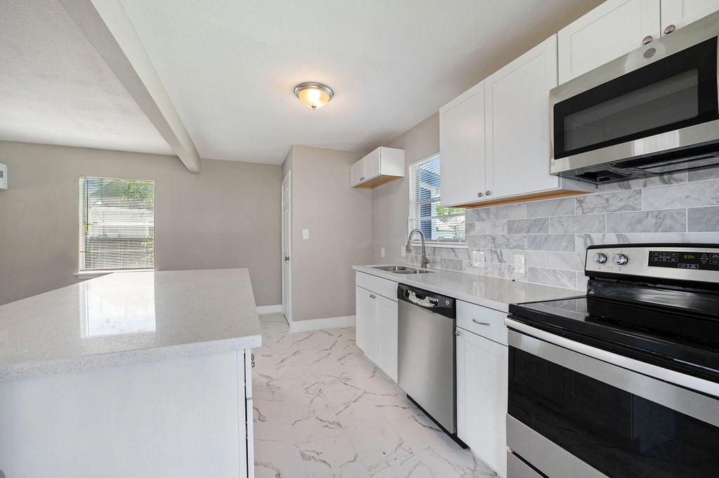 517 Center Street - Photo 2