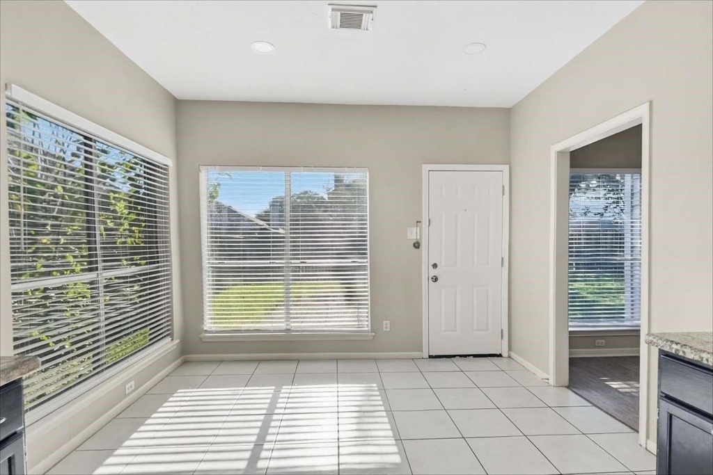 1011 Wentworth Drive - Photo 5
