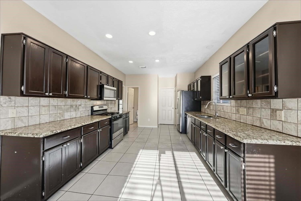 1011 Wentworth Drive - Photo 6
