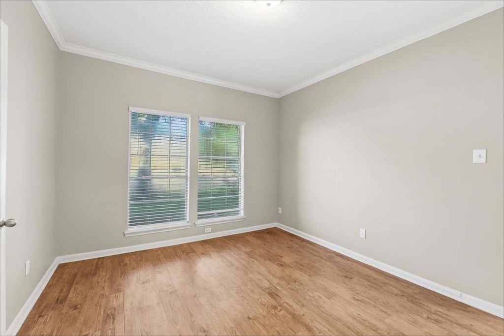 1011 Wentworth Drive - Photo 4