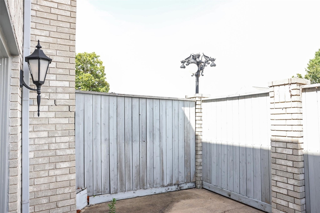 290 Wilcrest Drive - Photo 4