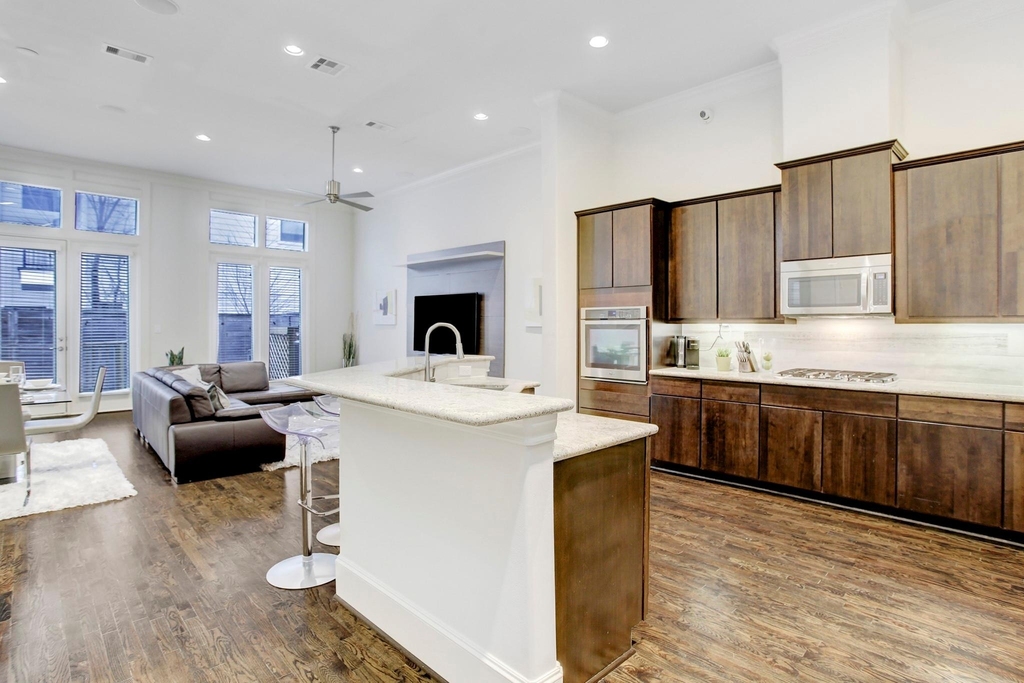 5506 Darling Street - Photo 2