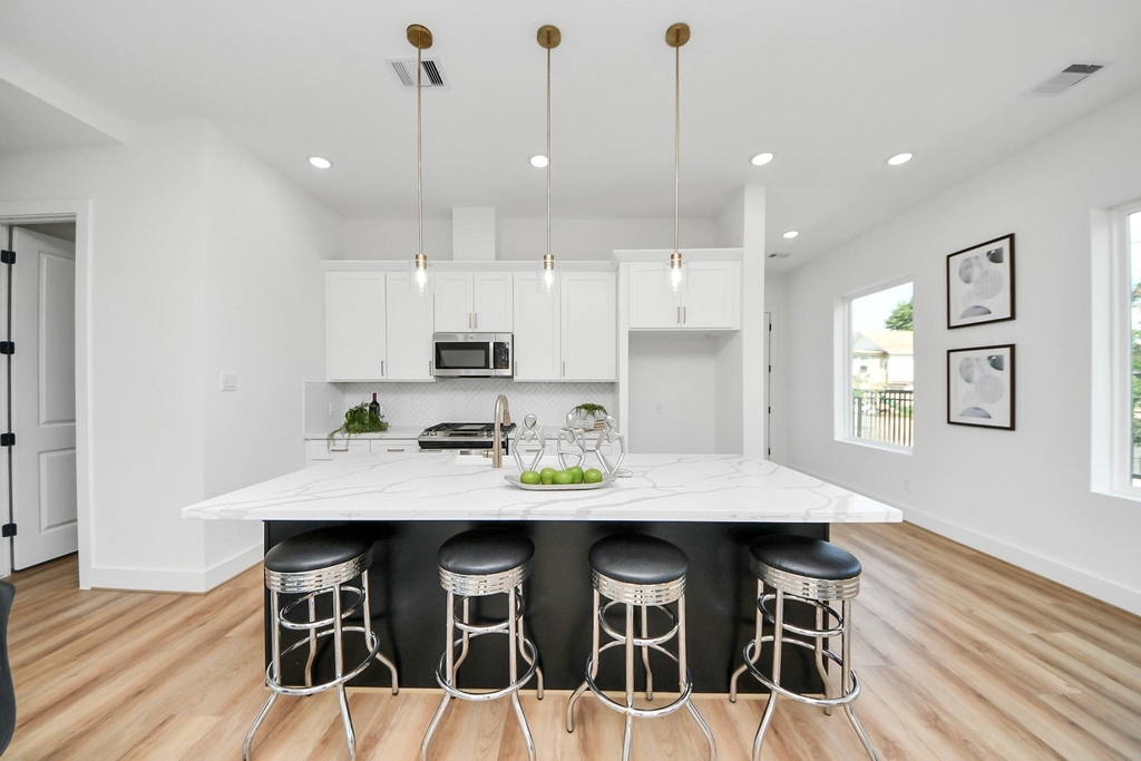 2434 Harrington Street - Photo 4