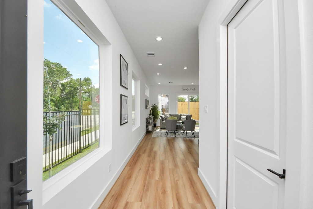2434 Harrington Street - Photo 2