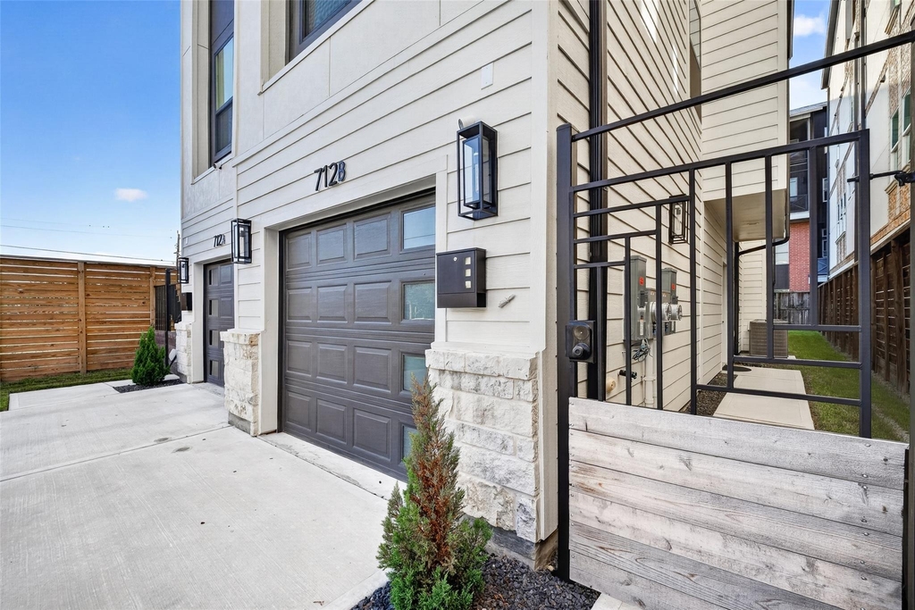712 Delano Street - Photo 3