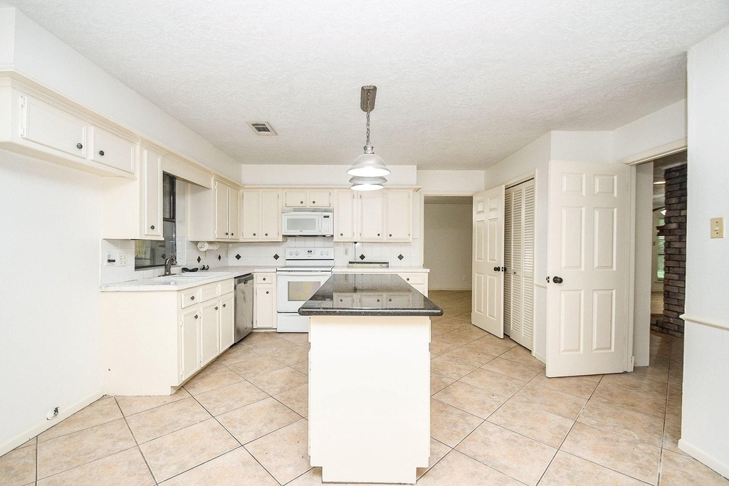 6702 Spring Leaf Drive - Photo 32