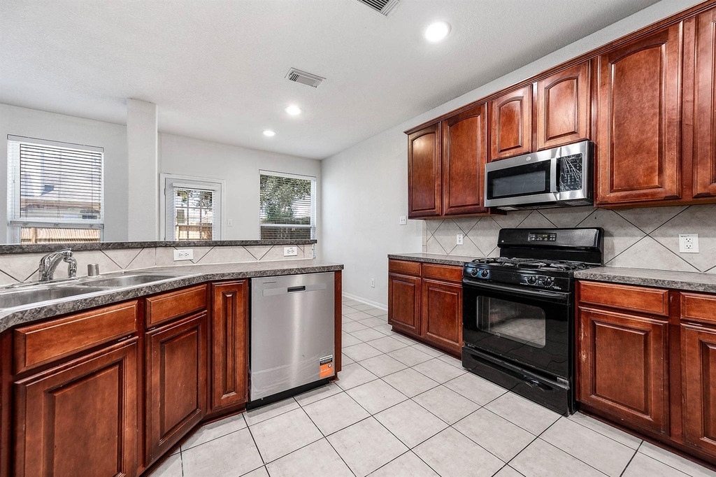 2032 Creek Shore Lane - Photo 11