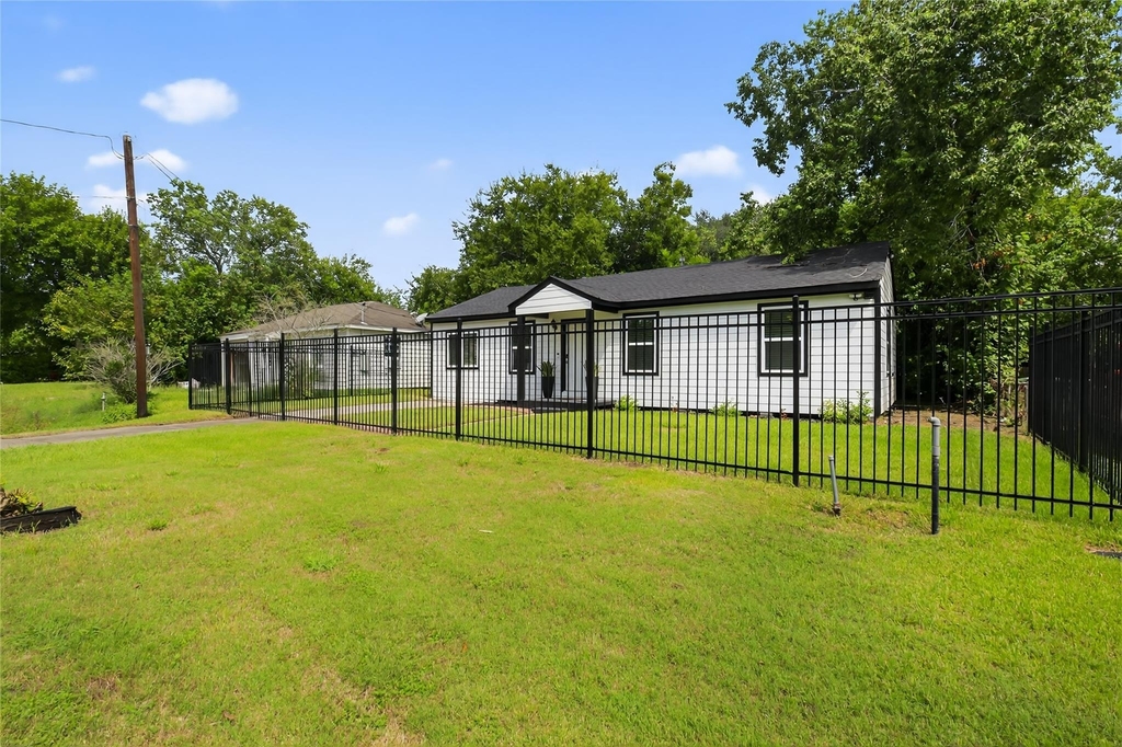 5233 Higgins Street - Photo 1