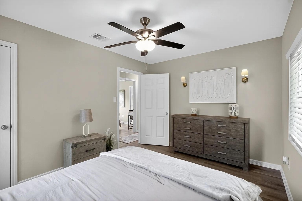 5233 Higgins Street - Photo 14