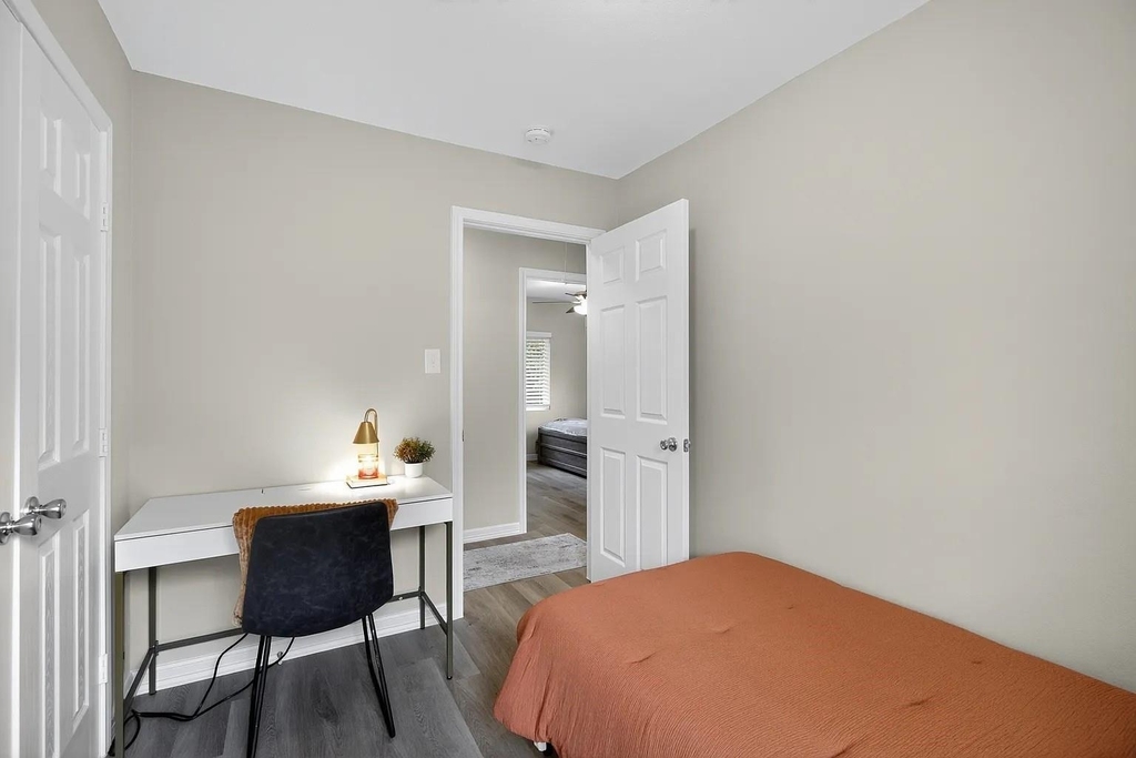 5233 Higgins Street - Photo 16