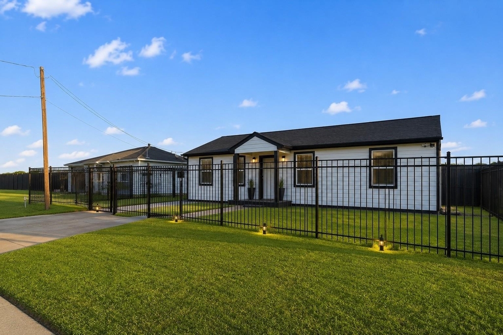 5233 Higgins Street - Photo 0