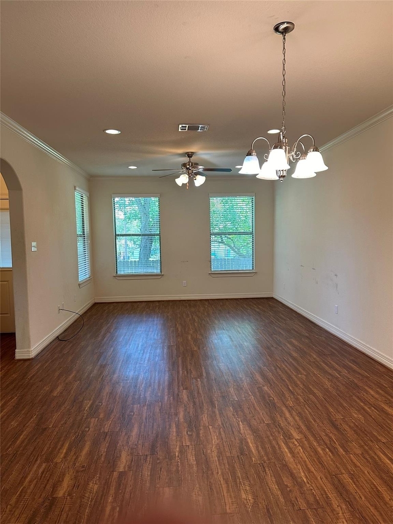 210 S Tesch - Photo 2