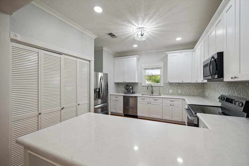 412 W 22nd Street - Photo 10