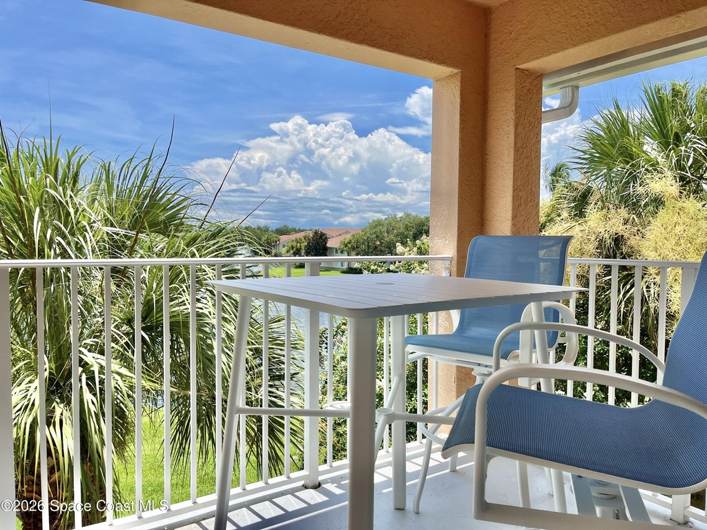 221 Sw Palm Drive - Photo 0