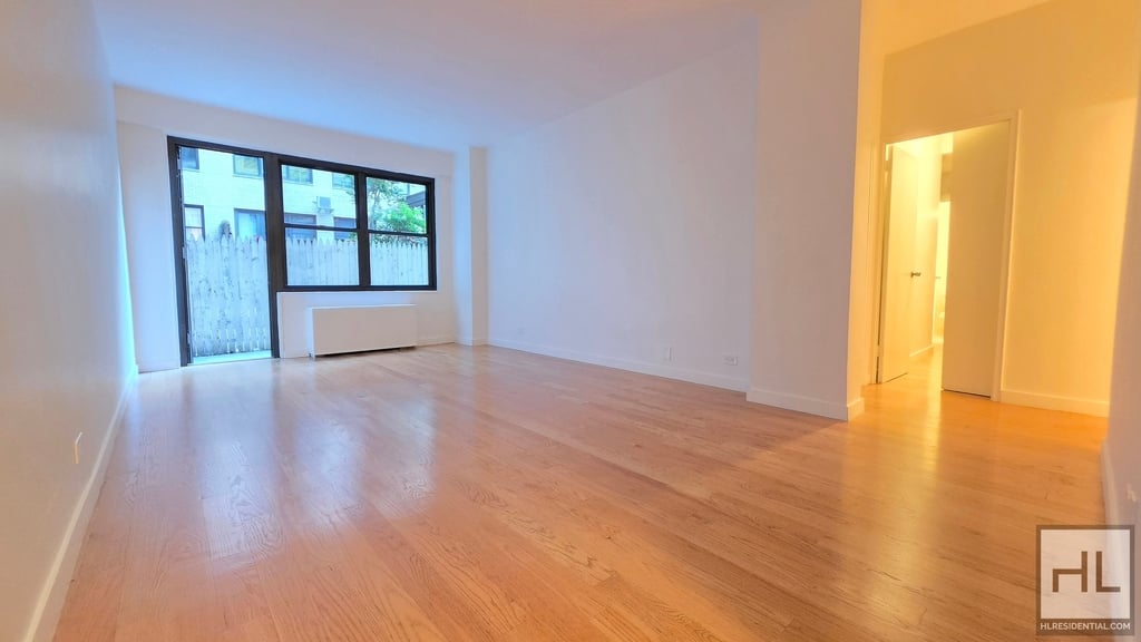 East 49 Street - Photo 1