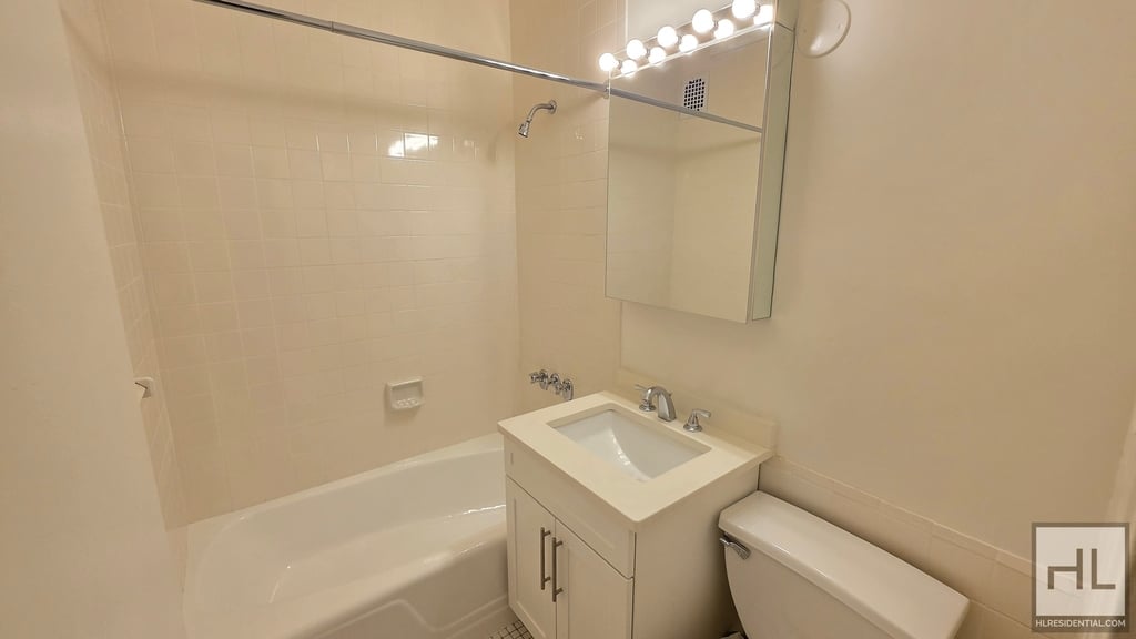 East 49 Street - Photo 5