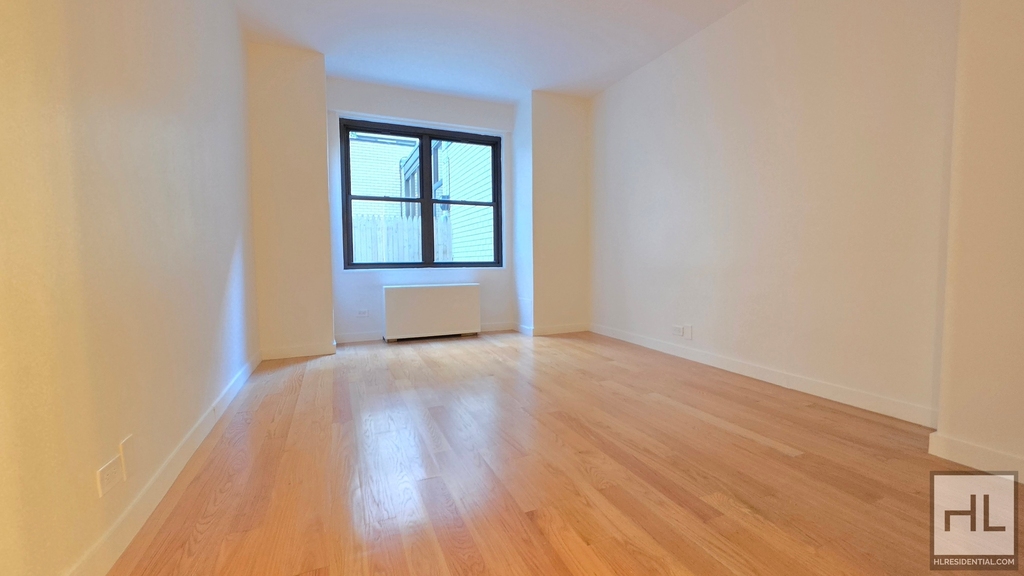 East 49 Street - Photo 9