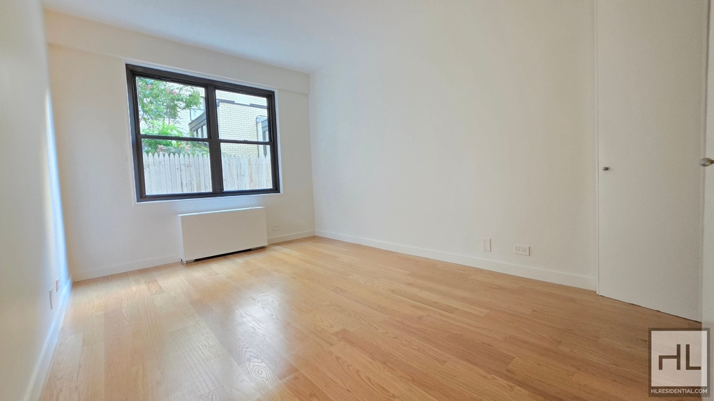 East 49 Street - Photo 6