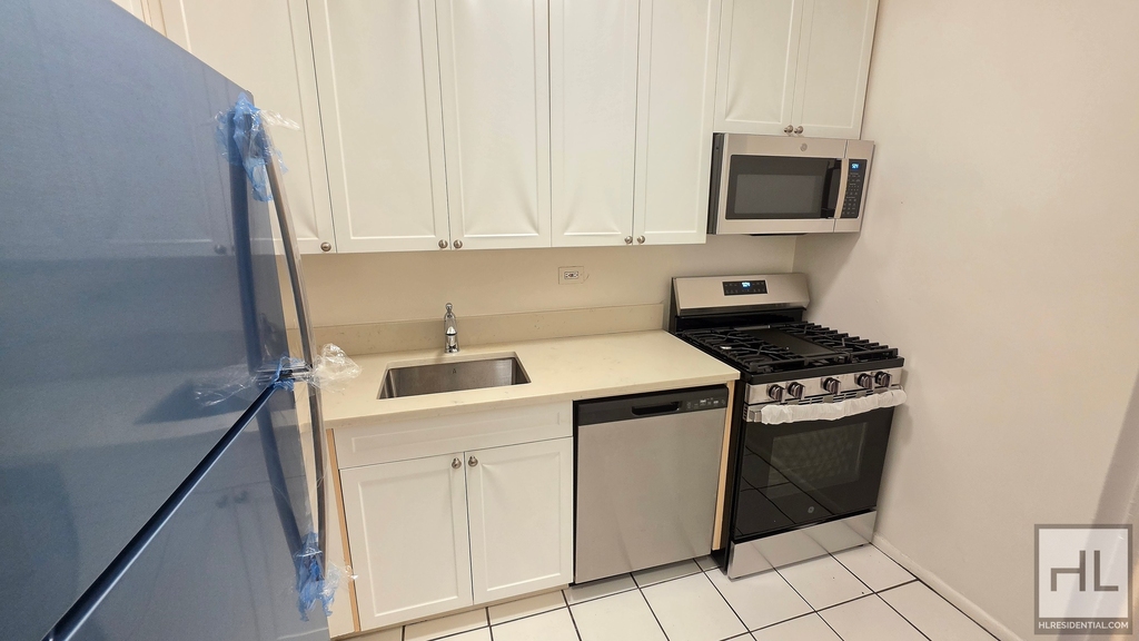 East 49 Street - Photo 4