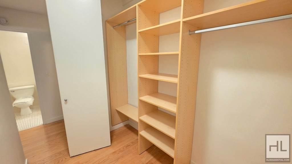 East 49 Street - Photo 8