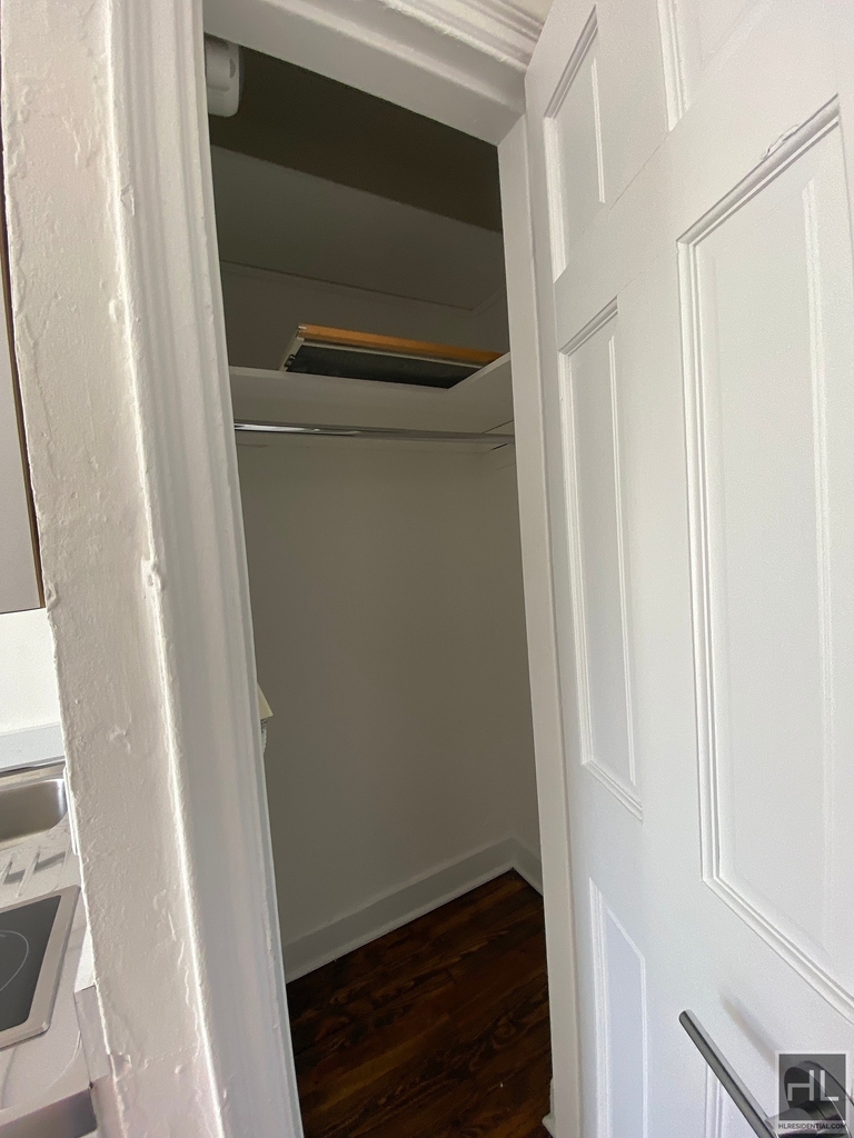West 11 Street - Photo 4