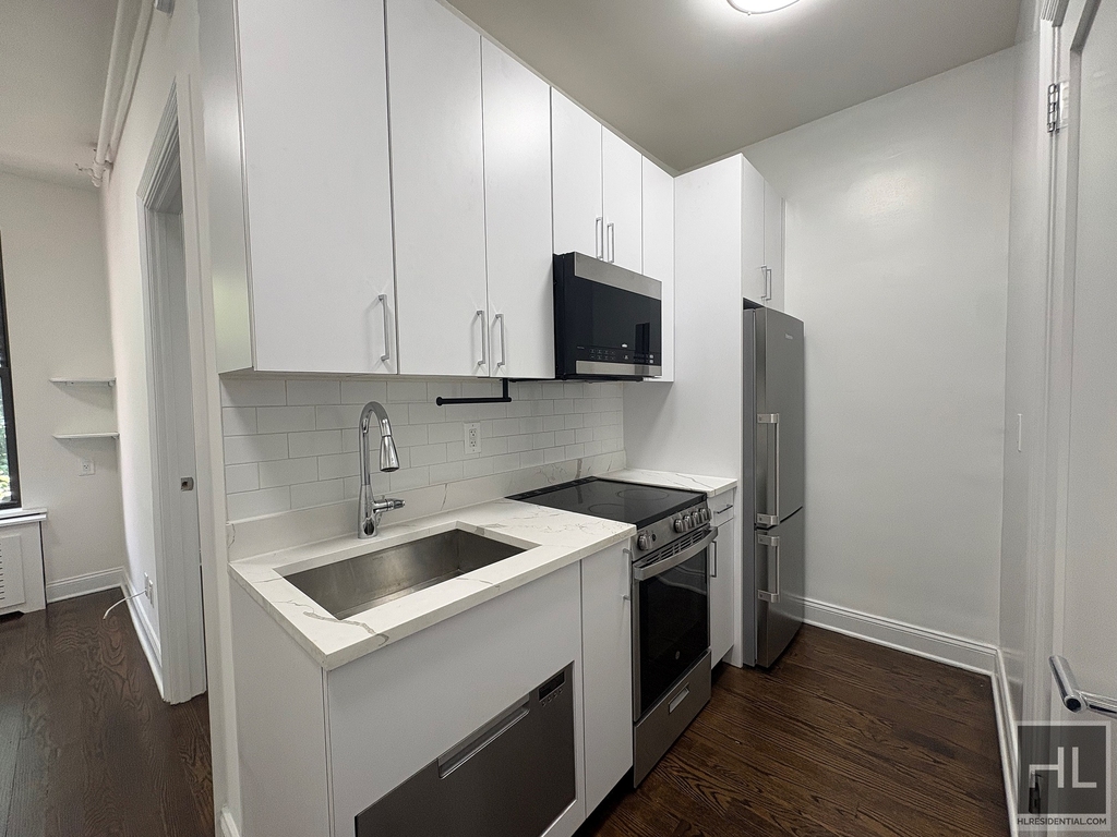 West 11 Street - Photo 0