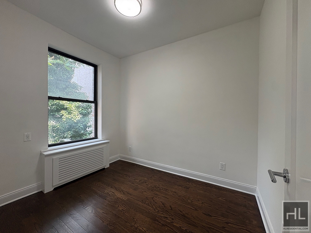 West 11 Street - Photo 2