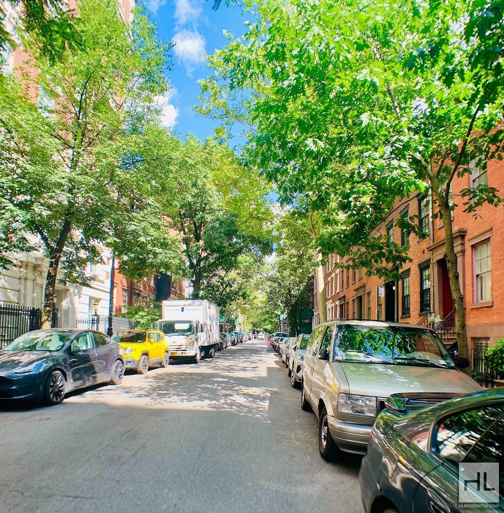West 11 Street - Photo 5