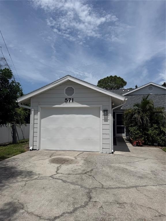 571 Milburne Close - Photo 0