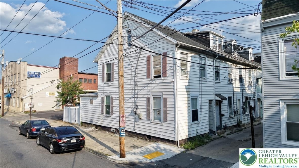 547 Silk Street - Photo 0
