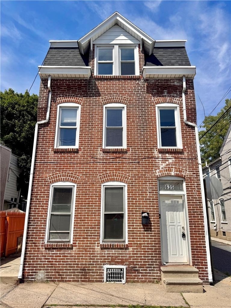 635 W Green Street - Photo 0