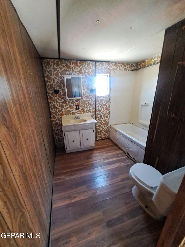 905 Ne Camp Street - Photo 1