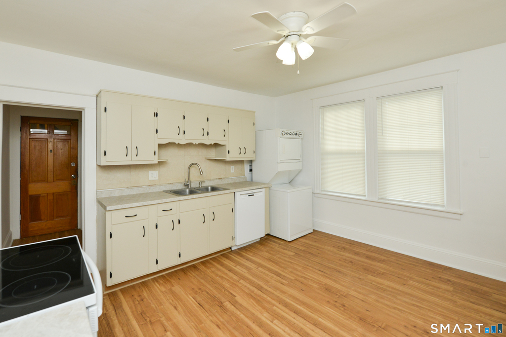 390 Clinton Street - Photo 2