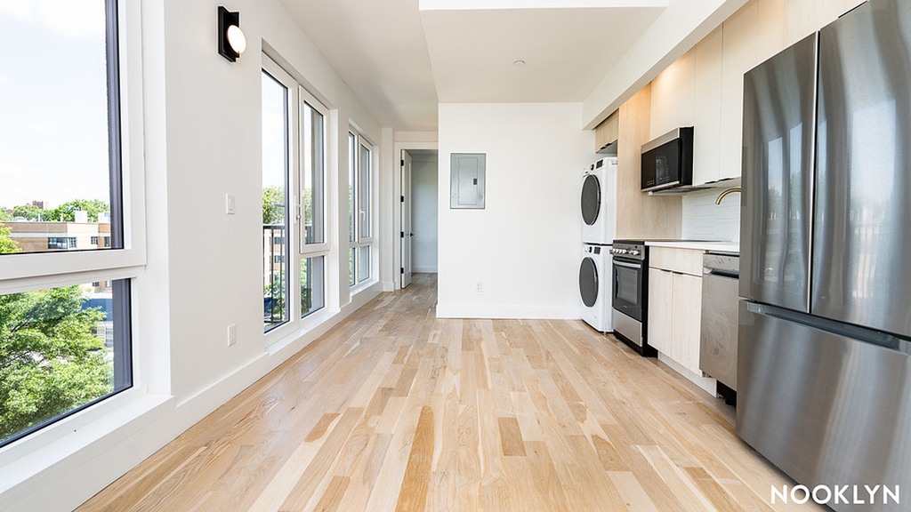 193 graham ave - Photo 2