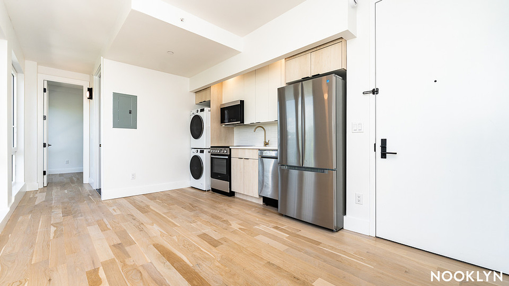 193 graham ave - Photo 8