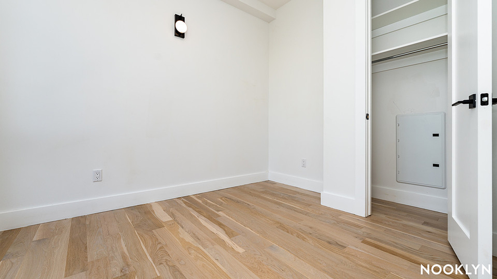 193 graham ave - Photo 3