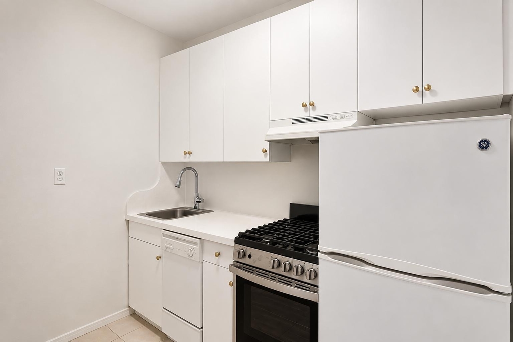 953 Amsterdam Avenue - Photo 4