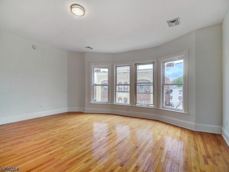 26 Division St - Photo 4