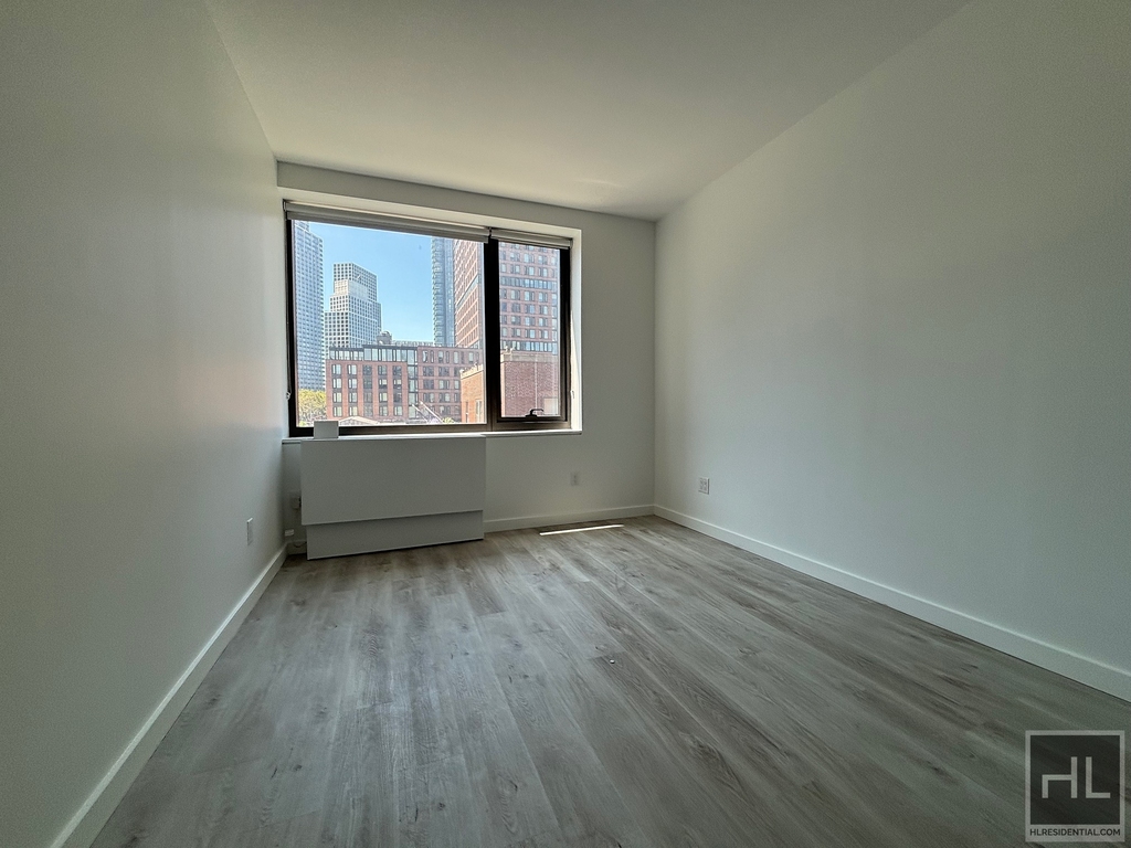 Commercial Street - Photo 4