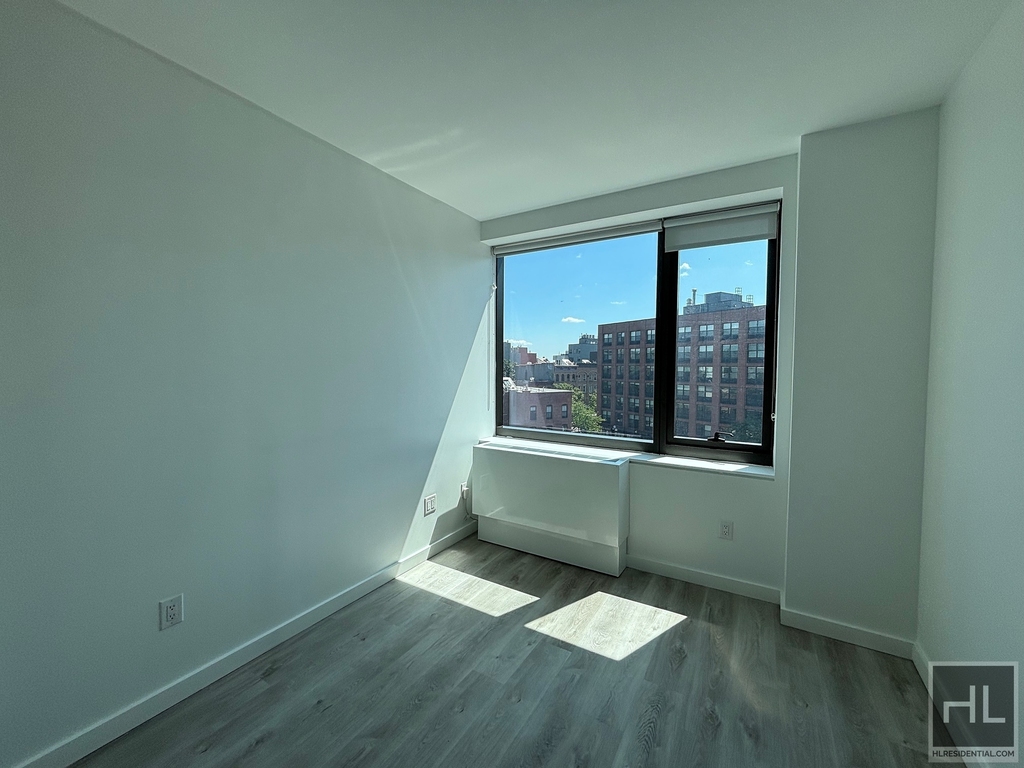 Commercial Street - Photo 5