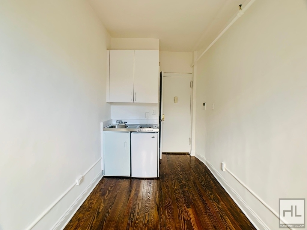 West 11 Street - Photo 3