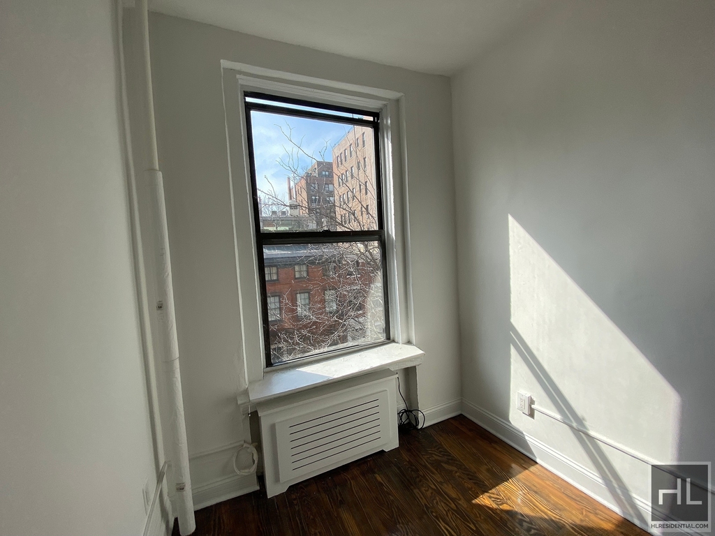 West 11 Street - Photo 0