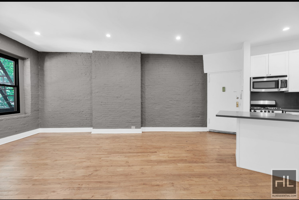 East 95 Street - Photo 2