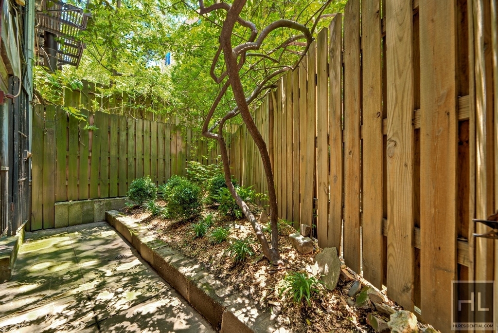 East 95 Street - Photo 9