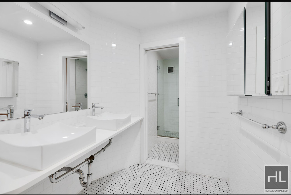 East 95 Street - Photo 5