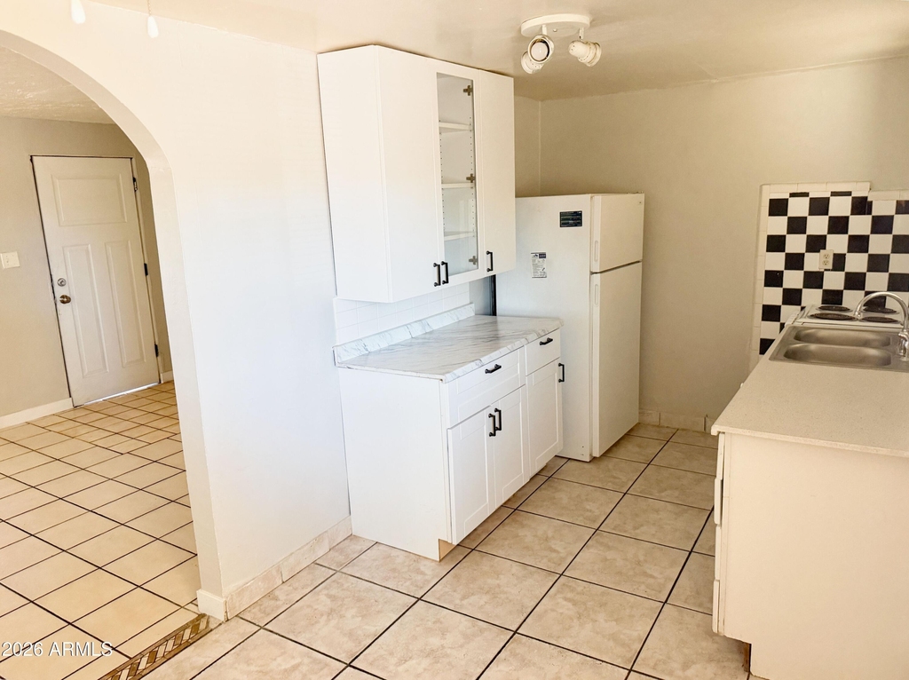 1125 E Devonshire Avenue - Photo 1